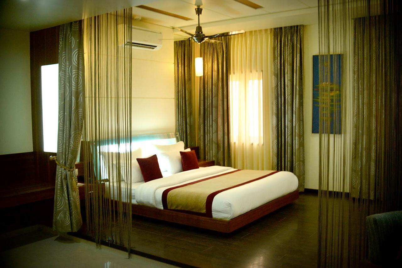 Hotel Fortune Palace Jāmnagar Extérieur photo