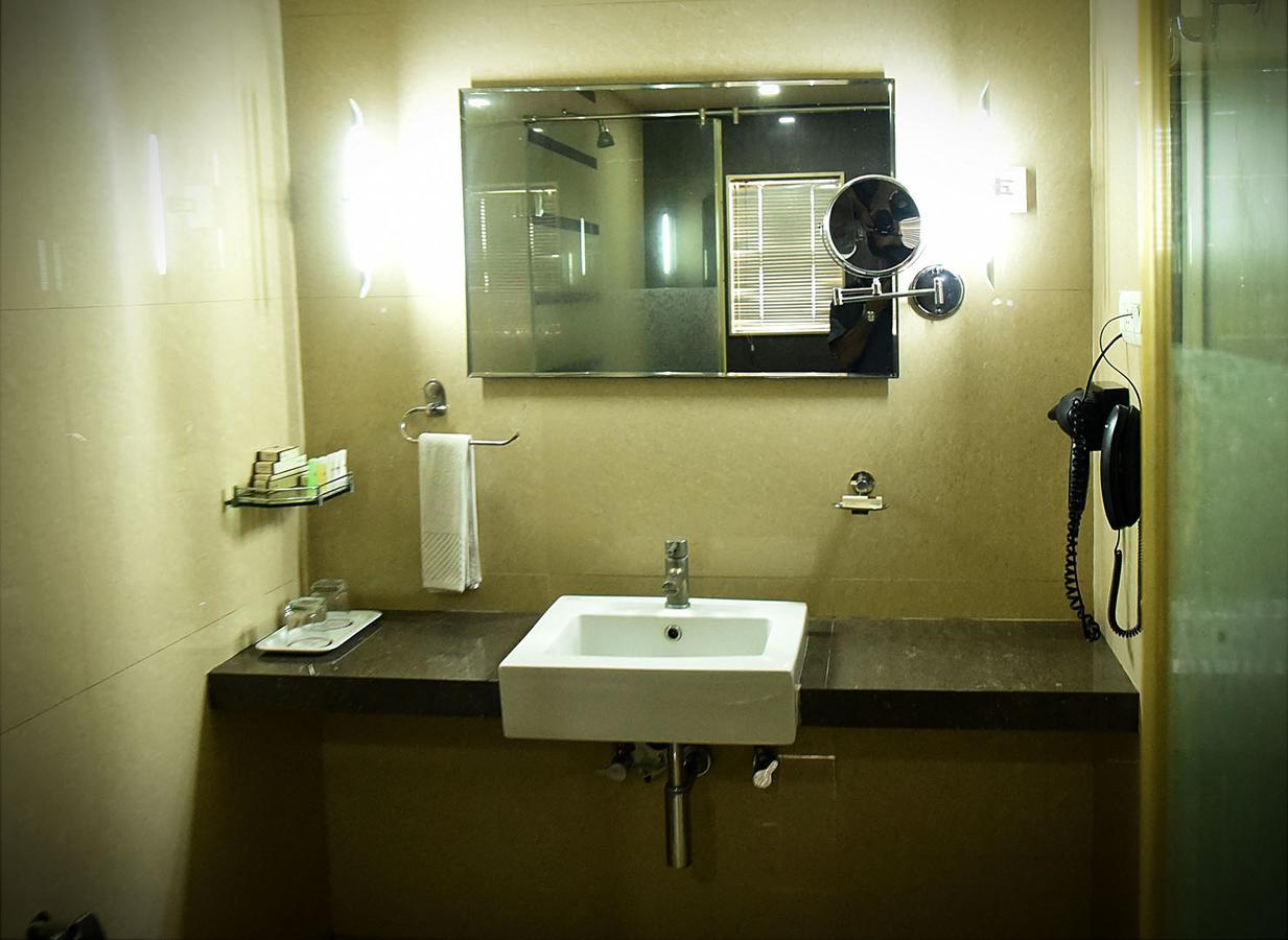 Hotel Fortune Palace Jāmnagar Extérieur photo