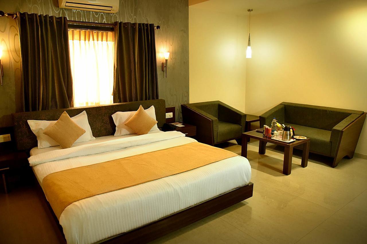 Hotel Fortune Palace Jāmnagar Extérieur photo