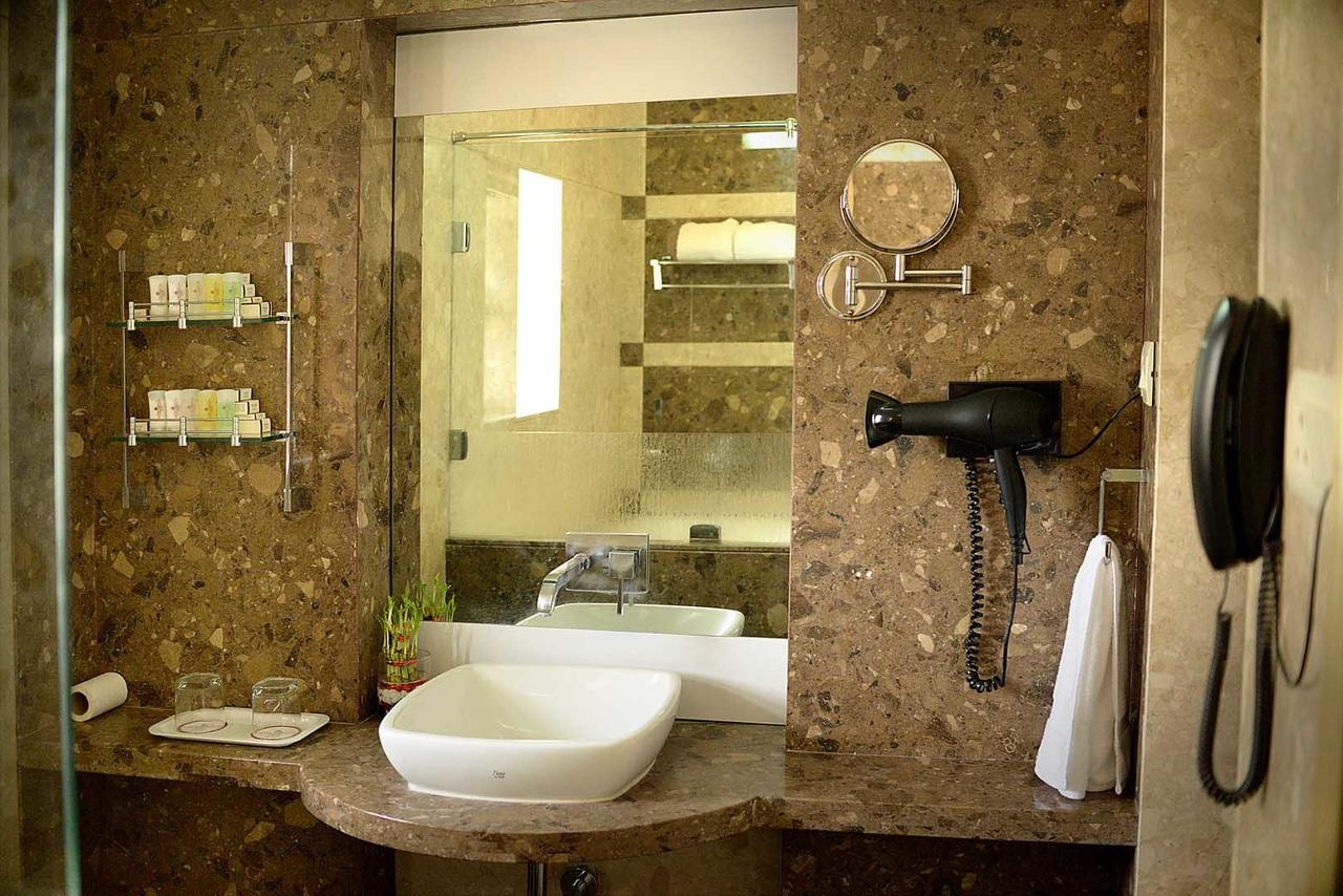 Hotel Fortune Palace Jāmnagar Extérieur photo